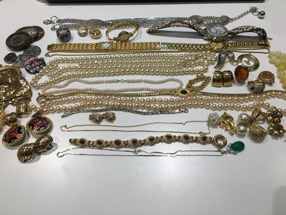 null Lot de bijoux fantaisie comprenant chaines, pendentifs, colliers de perles fantaisies,...
