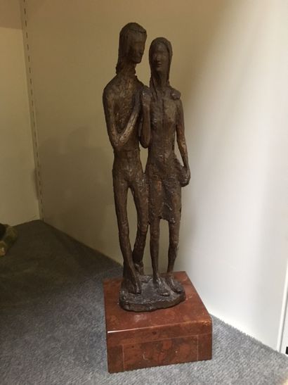 null Ecole du XXe, Couple, bronze, socle en marbre rouge, H : 39 cm