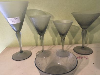 null Manette de partie de service de verres ''Tulipe'' fumé décor grvé d'entrelacs...