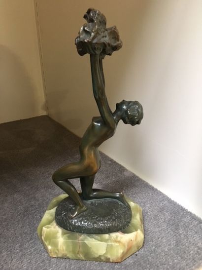 null J.M. MICHEL, Femme au bouquet, bronze à patine verte, socle onyx

H : 30 cm