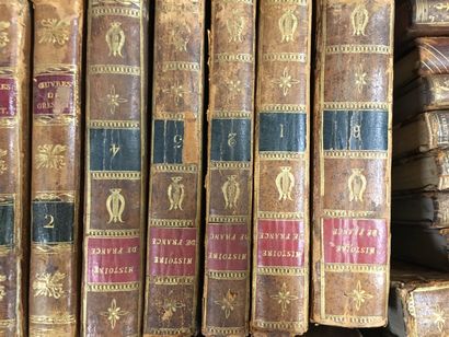 null 
2 manettes de volumes reliés dont : bel ensemble reliés littérature XIXème,...