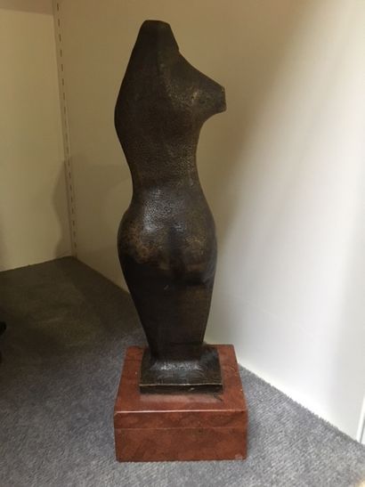 null ALARSON (?), Figure fémninine, bronze, socle en mabre rouge, H : 39 cm