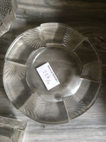 null LALIQUE. Lot de 4**Coupelle ronde, décor de feuillages**D : 14 cm**Boîte couverte...