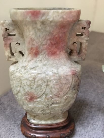 null CHINE. Vase en pierre dure déor antiquisant (H : 11 cm) et coupelle en jadéïte...