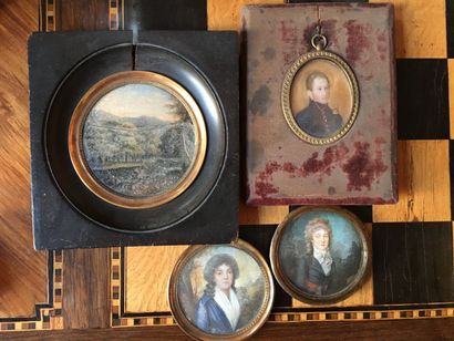 null Lot de quatre miniatures : Ecole française du XVIIIème**Deux portraits de femme**Gouache**(fêlures,...