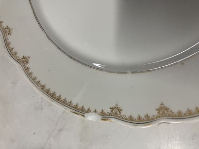 null Lot de 12 assiettes en porcelaine à décor blanc et or avec un monogramme 

Marqué...
