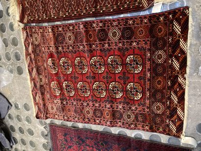 null Lot de trois tapis fond rouge dont deux Boukara

128x48,5 cm 

111x104 - 119x...