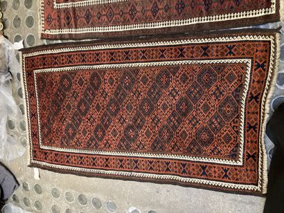 null Lot de deux tapis perses fond rouge à motifs géométriques

148 x 90 - 165 x...