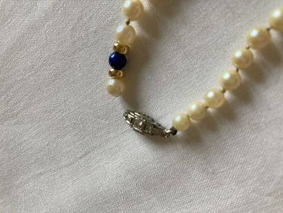 null Collier de perles de culture et lapis lazuli (accident), fermoir en or et petit...
