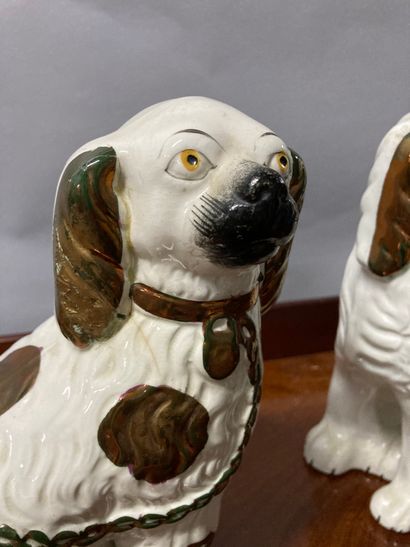null Pair of earthenware pugs, Stadforshire, England

H: 25 cm

(accident, sold as...