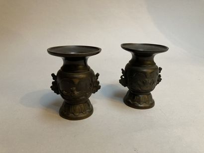 null Paire de petits vases en bronze patiné noir à décor de canards et nénuphars

H...