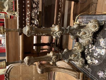 null 
Lot comprenant :paire de pique-cierge en laiton montés, crucifix vers 1700,...