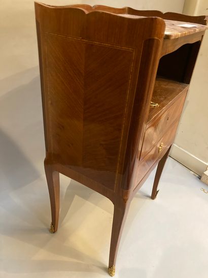 null Veneer bedside table with two drawers and a niche

Transition Style

Marble...