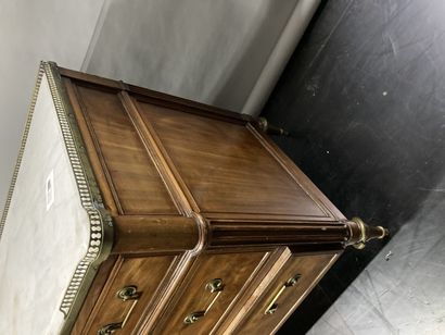 null Commode à trois tiroirs

Marbre encastré 

Style Louis XVI, XIXème siècle 

H...
