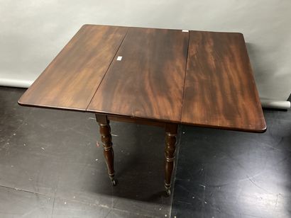 null Mahogany flap table with baluster legs

Height: 71 cm - Length: 82- Depth: 43...