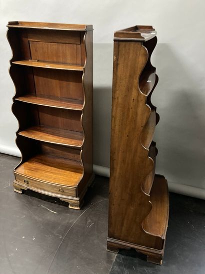 null Pair of small bookcases, opening by a drawer

English work

H: 113 - W: 51 -...