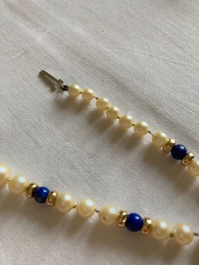 null Necklace of cultured pearls and lapis lazuli (accident), gold clasp and small...