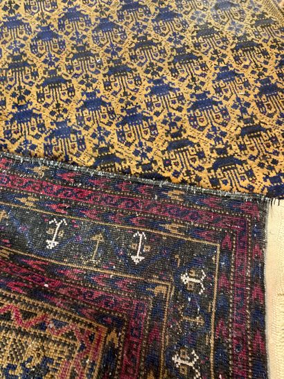 null 
Persian carpet125 x 210 cm

wears
