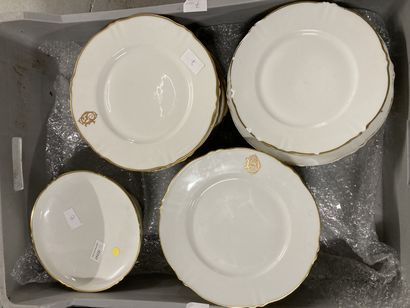 null Fort lot de porcelaine blanc et or certaines monogrammé SD, comprenant assiettes...