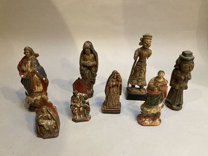 null Lot comprenant huit statuettes en bois dont certaines polychromes, représentant...