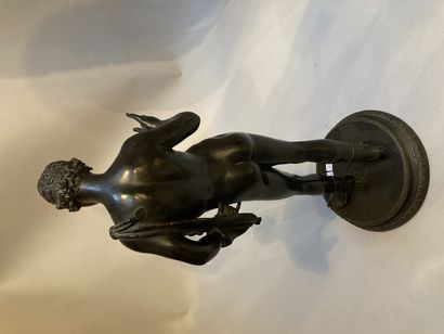 null 
Bronze à patine noire représentant Narcisse sur un socle 




Modèle 




H...