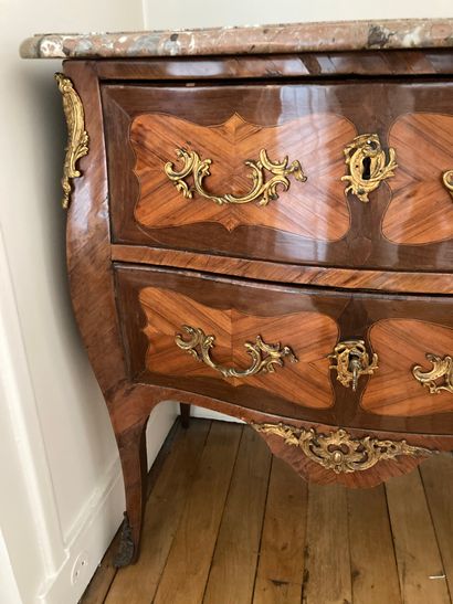 null 
Small veneered chest of drawers, opening by two drawersLouis XV period




Veneer...