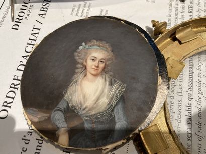 null 
Miniature ronde, portrait de femme à la robe bleue

petits accidents 

Cadre...