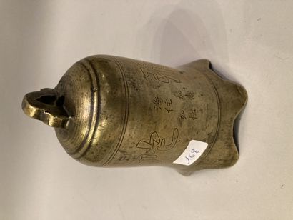 null Bronze bell covered with Chinese characters 

H: 14.5 cm 

LOT SOLD AS IS