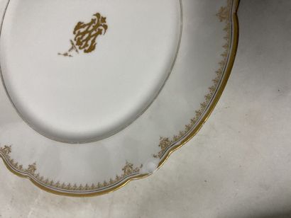 null Lot de 12 assiettes en porcelaine à décor blanc et or avec un monogramme 

Marqué...