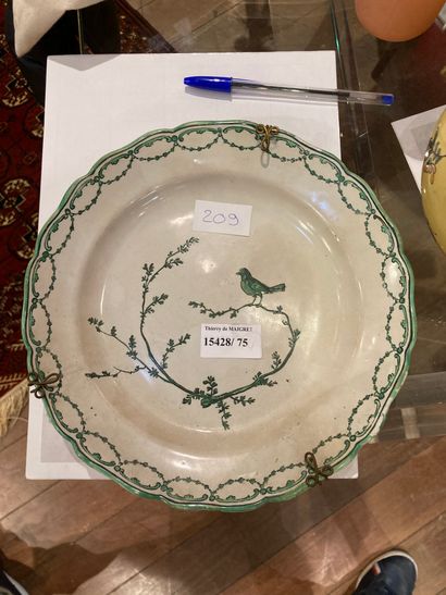 null 
MARSEILLE Earthenware plate with trendy bird green decoration

Diam : 24 cm

Restorations

Lot...
