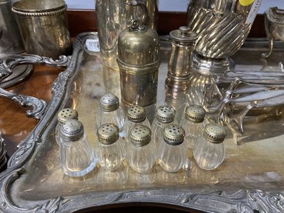 null Strong batch of silver plated metal including boxes, tray, salt shaker, knife...