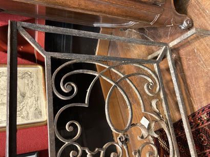 null 
Fireplace grill, railing 18th century

H: 70 - W: 114 cm

Lot sold as is, worn

Caution...