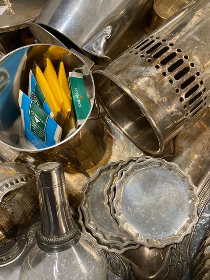 null Strong batch of silver plated metal including boxes, tray, salt shaker, knife...