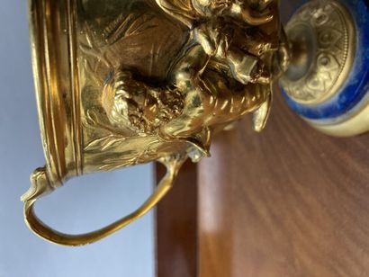 null Cup in bronze and lapis lazuli with bacchanal decoration

H: 14 cm

(sold as...