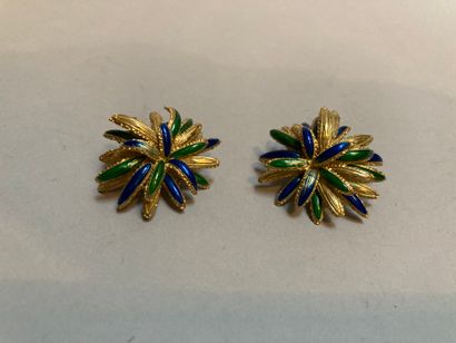 null 
Pair of 750 °/°° gold ear clips with blue and green enamel decoration 




Enamel...