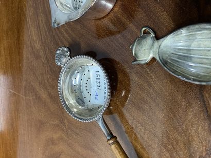 null Silver plated metal set with two tea strainer

(sold as is)