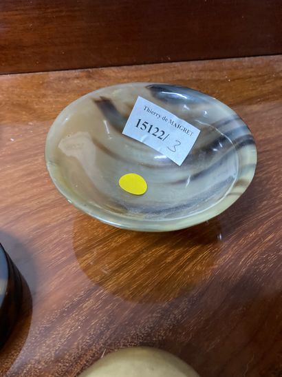 null Lot comprenant une boite en laque du Japon dorée à décor d'échassiers (H: 2,5...