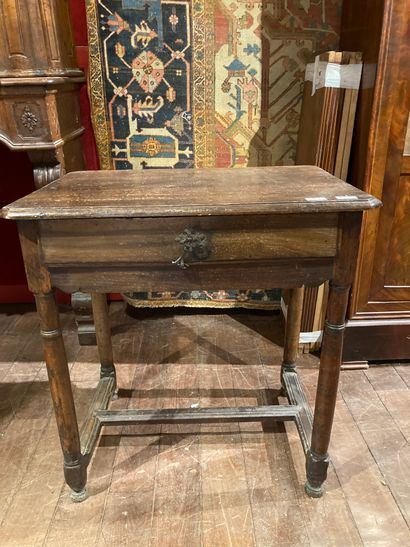 null 
Walnut table, with H-shaped spacers

eighteenth century

H: 75 - W: 74 - D:...