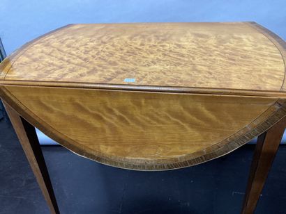 null Veneered flap table circa 1920 ( H : 71 - W : 83 - D : 50 cm )

A dressing table...