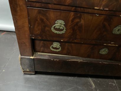 null Lot composed:

Chest of drawers in veneer, many accidents and lacks, marble...