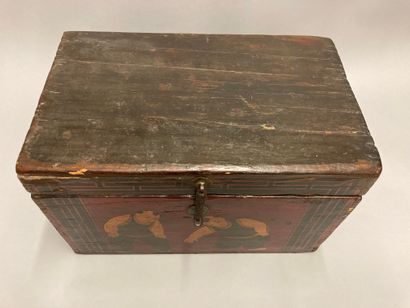 null Wooden chest with painted decoration of two children in the taste of Asian productions

H:...