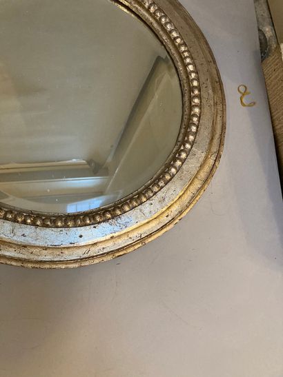 null Pair of silver plated wooden circular mirrors

wear and tear

Diam : 55 cm

Lot...