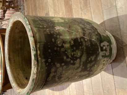 null 
BIOT Green enamelled oil jar

wrecked and re-glued

H : 77 diam : 42 cm

Lot...