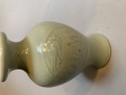 null Vase with celadon decoration with a bird motif (firing defects)

H: 18 cm

A...