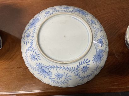 null Set with Imari decoration comprising a bowl (D: 14,5 cm), pot cover (H: 18 cm)...