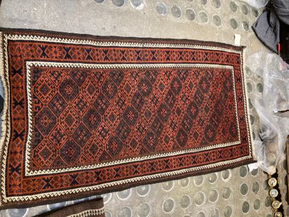 null Batch of two Persian carpets red background with geometric patterns

148 x 90...