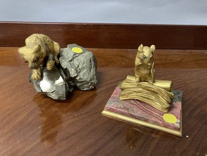 null Deux presse papier en bronze et pierre dure à décor de souris et d'ours

Signé...