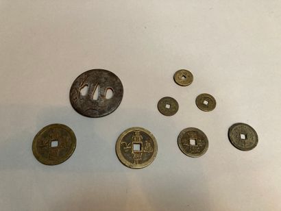 null Batch comprising a tsuba with leaf decoration and seven pieces or token 

Lot...