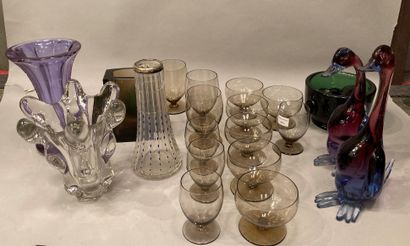 null Lot de verrerie avec partie de service de verre fumé, vases (14 à 21 cm) et...