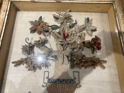 null 
Ex-voto en passementerie

XIXème siècle

avec cadre 54 x 50 cm 

Rousseurs 

Lot...